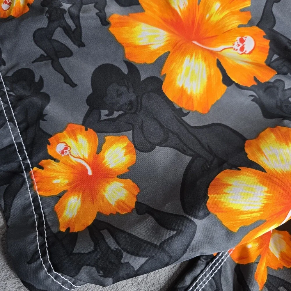 Billabong Floral Hibiscus Skull Pin Up Girl Boardshoarts Mens 33 (32) Orange
